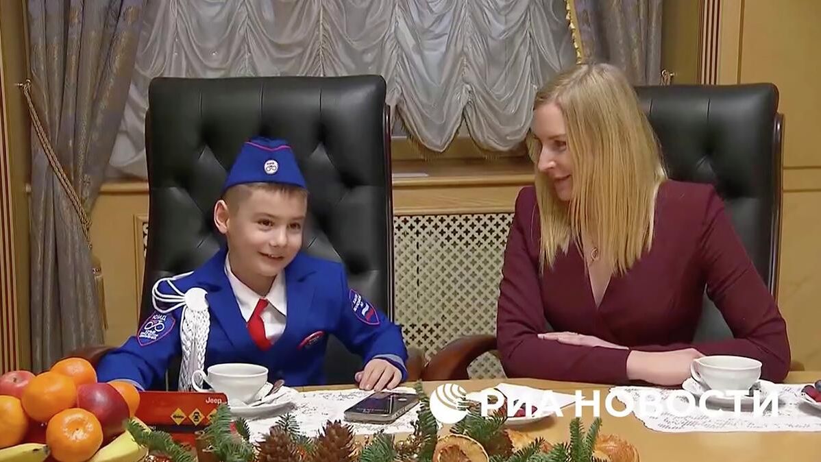 Владимир Путин исполнил новогоднюю мечту мальчика, который хотел поработать в ДПС - РИА Новости, 1920, 18.12.2025
