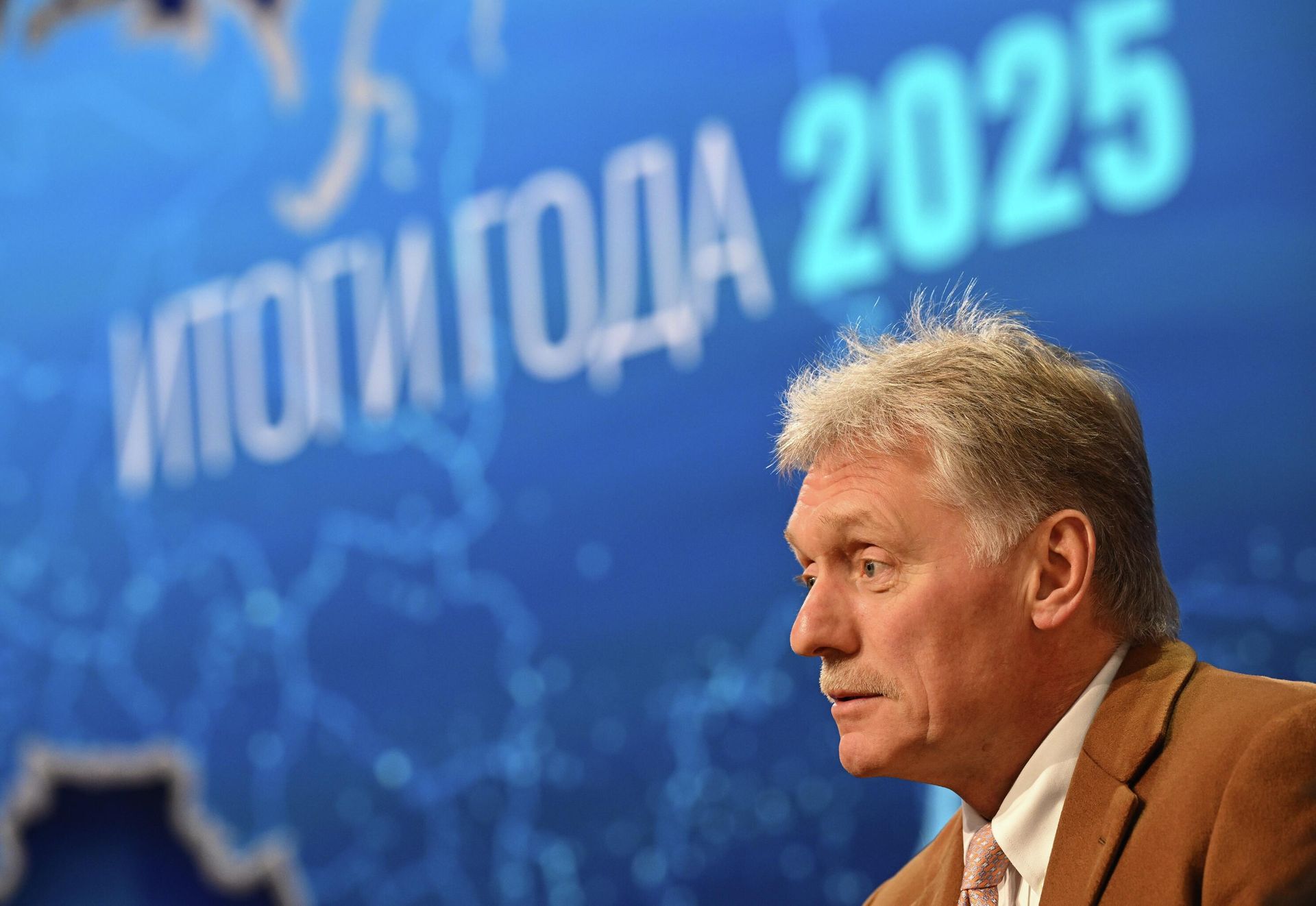 Пресс-секретарь президента РФ Дмитрий Песков во время подготовки площадки для прямой линии и пресс-конференции президента РФ Владимира Путина Пресс-секретарь президента РФ Дмитрий Песков во время подготовки площадки для прямой линии и пресс-конференции президента РФ Владимира Путина - РИА Новости, 1920, 18.12.2025