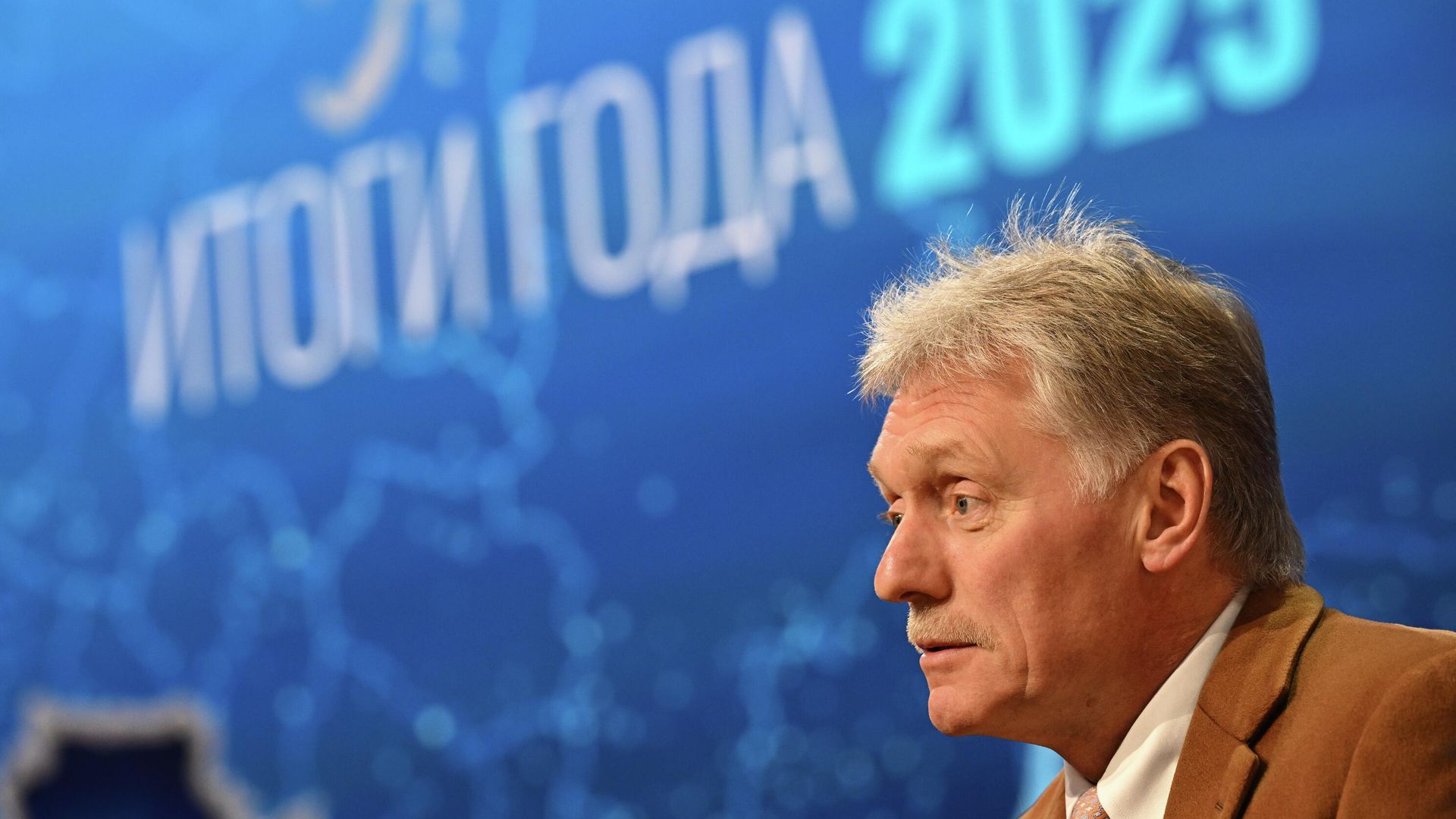 Пресс-секретарь президента РФ Дмитрий Песков во время подготовки площадки для прямой линии и пресс-конференции президента РФ Владимира Путина Пресс-секретарь президента РФ Дмитрий Песков во время подготовки площадки для прямой линии и пресс-конференции президента РФ Владимира Путина - РИА Новости, 1920, 18.12.2025
