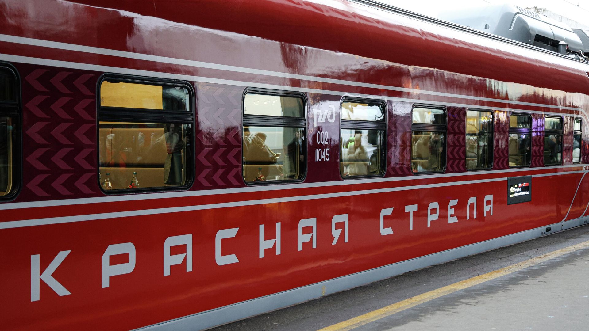 Презентация обновленного фирменного поезда Красная стрела с новыми купейными вагонами на Московском вокзале Санкт-Петербурга - РИА Новости, 1920, 18.12.2025