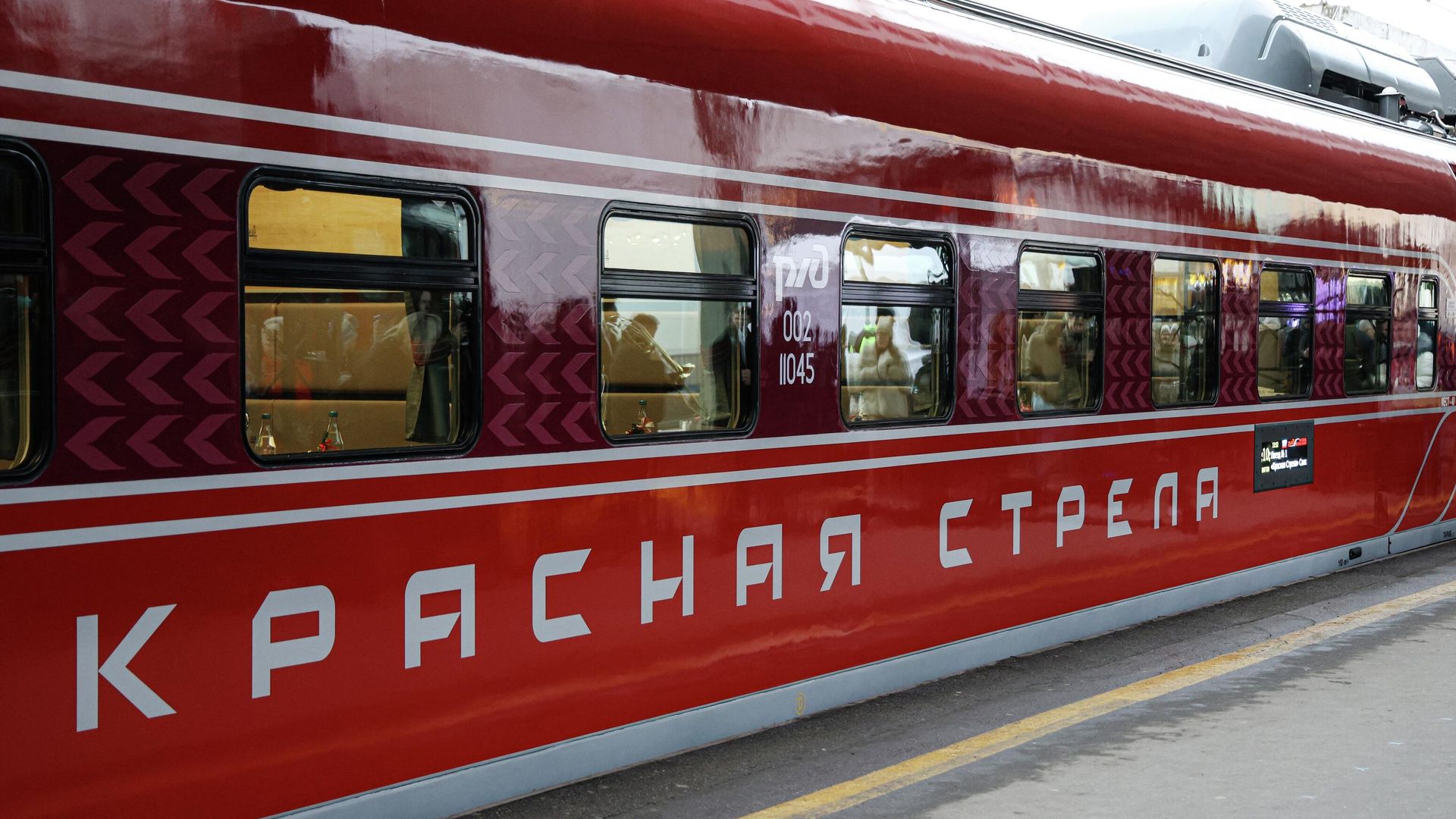 Презентация обновленного фирменного поезда Красная стрела с новыми купейными вагонами на Московском вокзале Санкт-Петербурга Презентация обновленного фирменного поезда Красная стрела с новыми купейными вагонами на Московском вокзале Санкт-Петербурга - РИА Новости, 1920, 18.12.2025