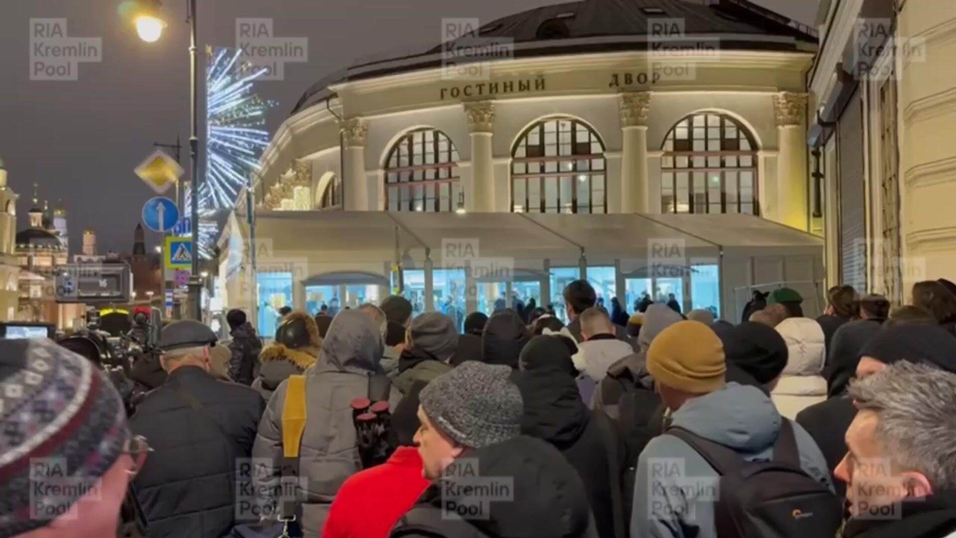 Очередь из журналистов у входа в Гостиный двор Очередь из журналистов у входа в Гостиный двор - РИА Новости, 1920, 19.12.2025