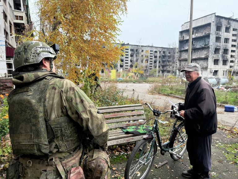 Военнослужащие Вооруженных сил РФ общаются с местными жителями в Красноармейске в ДНР Военнослужащие Вооруженных сил РФ общаются с местными жителями в Красноармейске в ДНР
