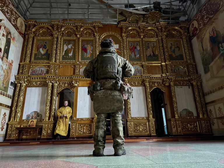 Военнослужащий Вооруженных сил РФ в храме в Красноармейске Военнослужащий Вооруженных сил РФ в храме в Красноармейске