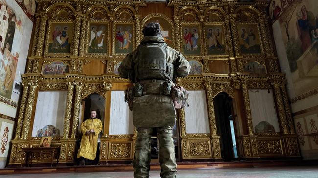 Военнослужащий Вооруженных сил РФ в храме в Красноармейске