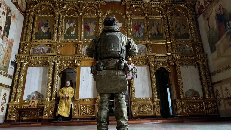 Военнослужащий Вооруженных сил РФ в храме в Красноармейске