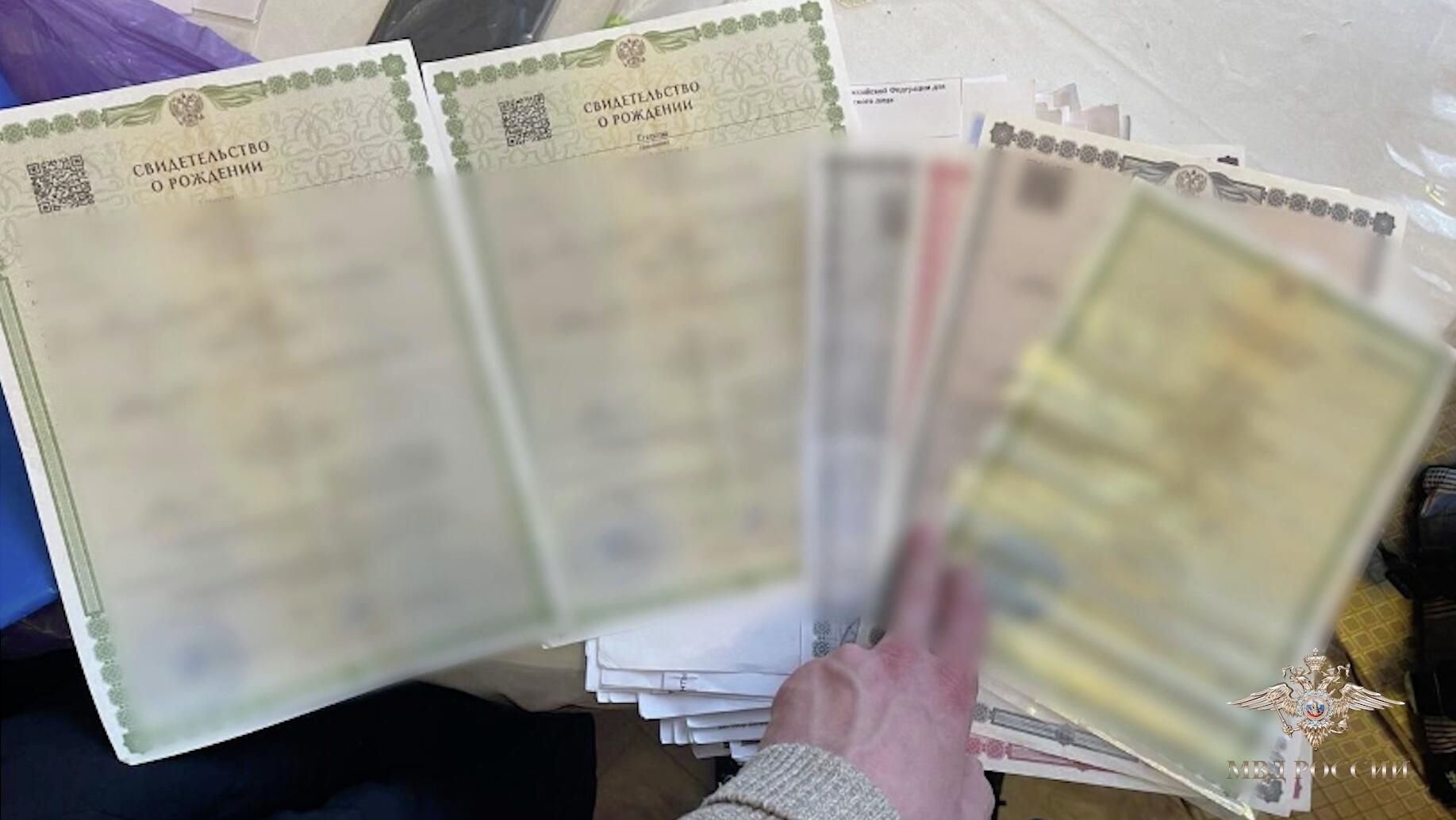 Аферисты в регионах зарегистрировали более 600 вымышленных детей ради выплат - РИА Новости, 1920, 19.12.2025