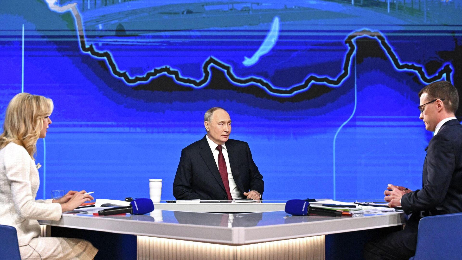 Президент России Владимир Путин отвечает на вопросы во время специальной программы Итоги года Президент России Владимир Путин отвечает на вопросы во время специальной программы Итоги года - РИА Новости, 1920, 19.12.2025