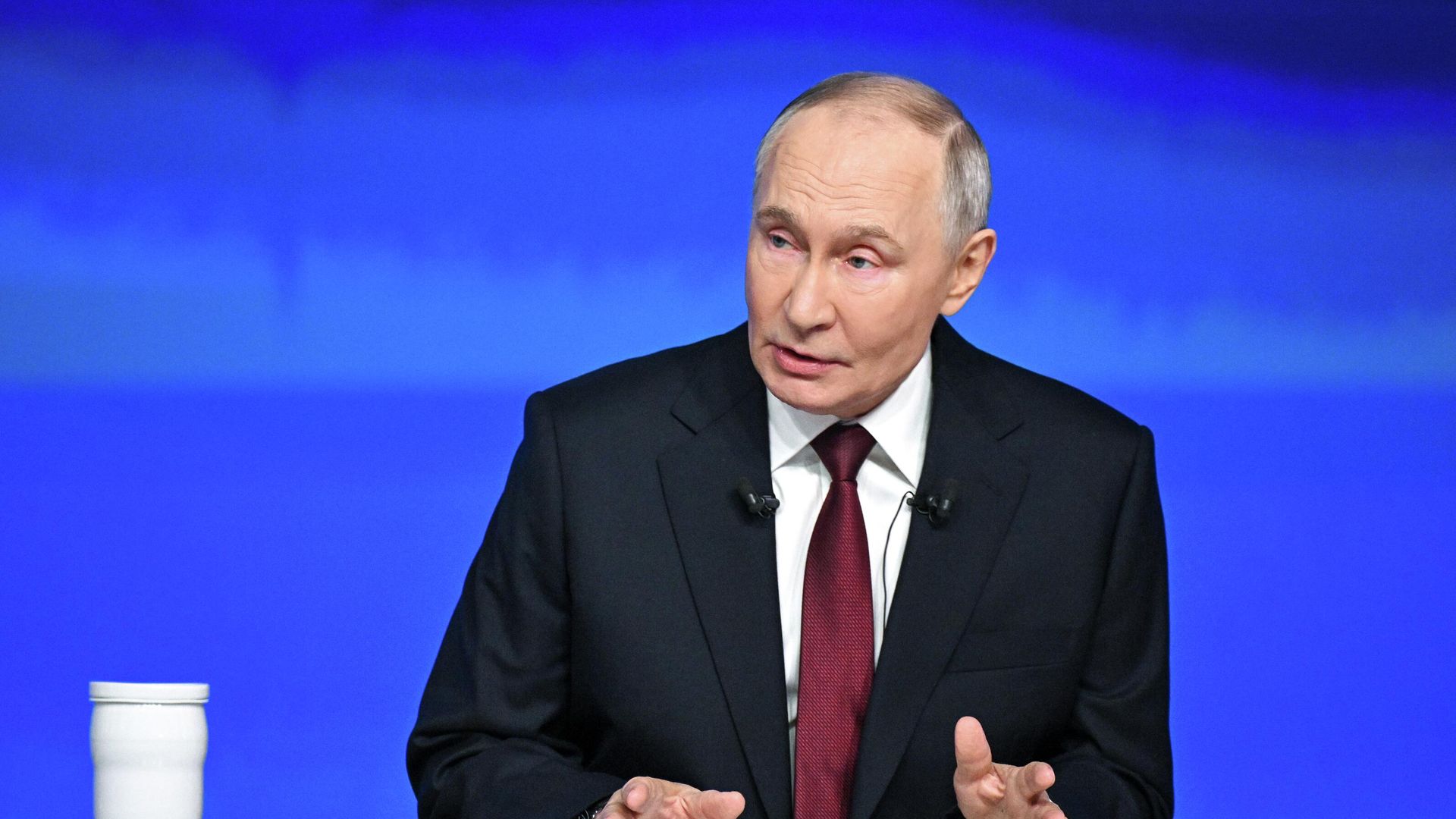 Президент РФ Владимир Путин отвечает на вопросы во время специальной программы Итоги года Президент РФ Владимир Путин отвечает на вопросы во время специальной программы Итоги года - РИА Новости, 1920, 19.12.2025