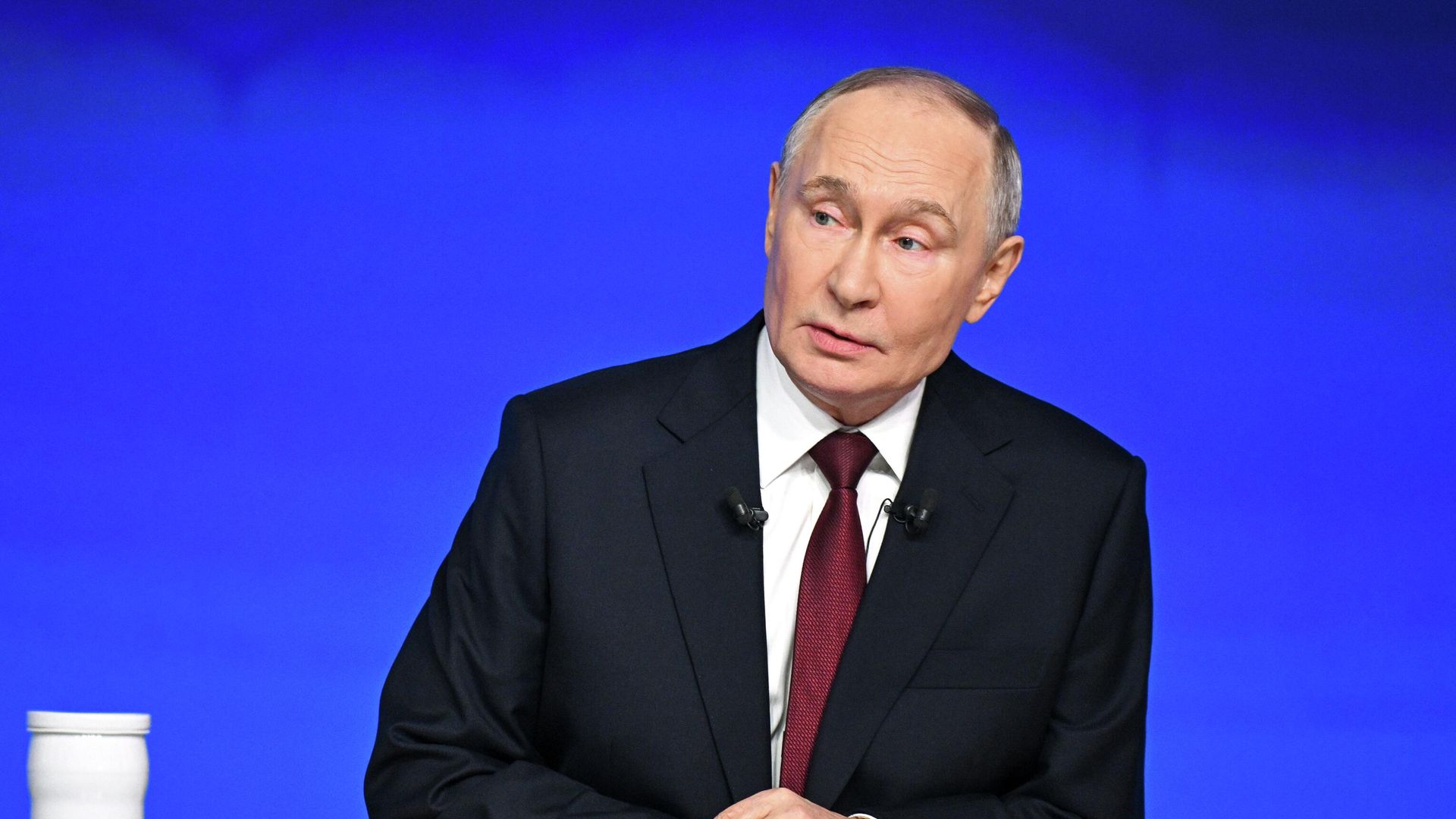 Президент РФ Владимир Путин отвечает на вопросы во время специальной программы Итоги года Президент РФ Владимир Путин отвечает на вопросы во время специальной программы Итоги года - РИА Новости, 1920, 19.12.2025