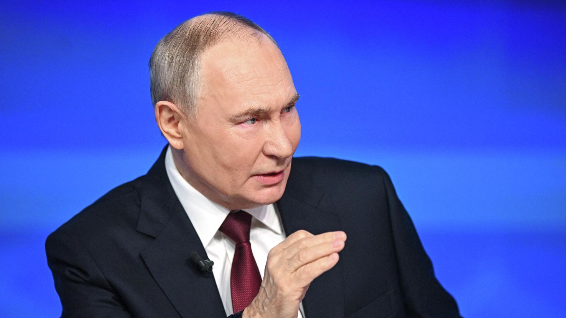 Президент РФ Владимир Путин отвечает на вопросы во время специальной программы Итоги года - РИА Новости, 1920, 19.12.2025