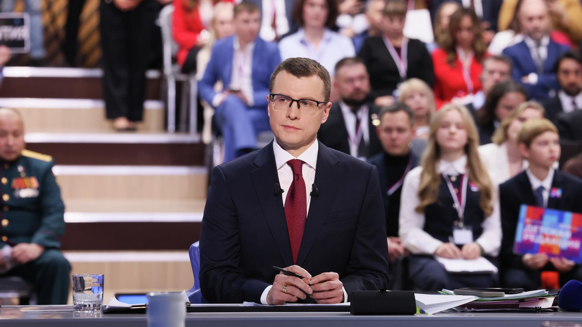 Ведущий, журналист Павел Зарубин во время специальной программы Итоги года с Владимиром Путиным в Москве - РИА Новости, 1920, 29.01.2026