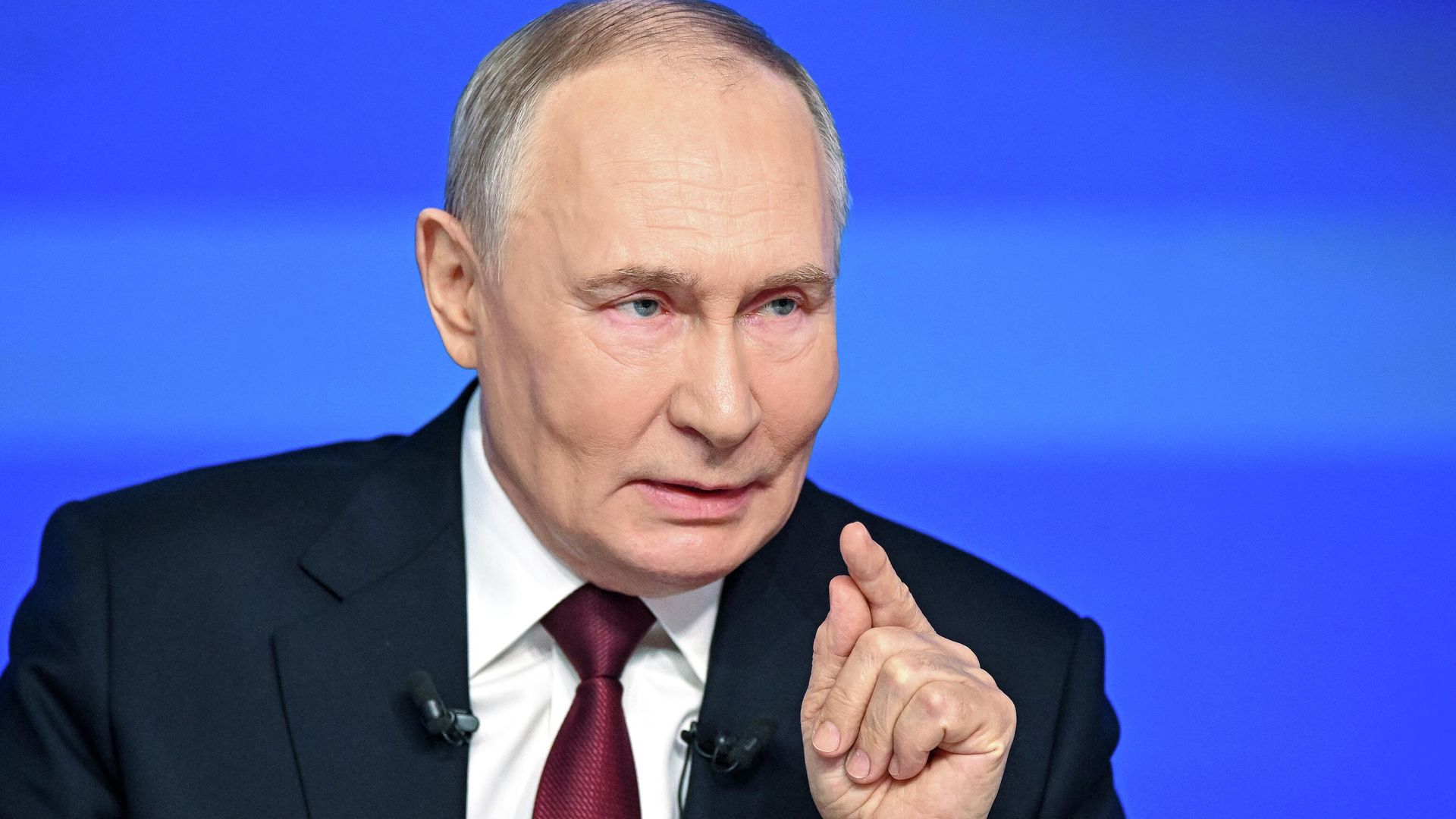 Президент РФ Владимир Путин отвечает на вопросы во время специальной программы Итоги года Президент РФ Владимир Путин отвечает на вопросы во время специальной программы Итоги года - РИА Новости, 1920, 19.12.2025