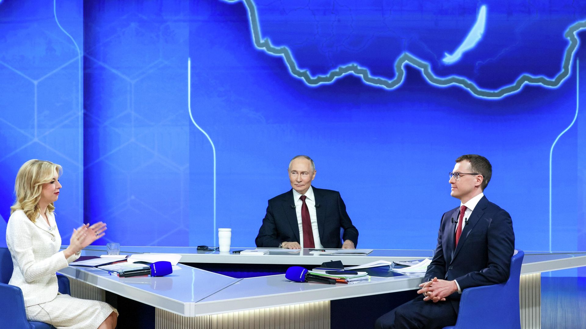 Президент РФ Владимир Путин отвечает на вопросы во время специальной программы Итоги года Президент РФ Владимир Путин отвечает на вопросы во время специальной программы Итоги года - РИА Новости, 1920, 19.12.2025