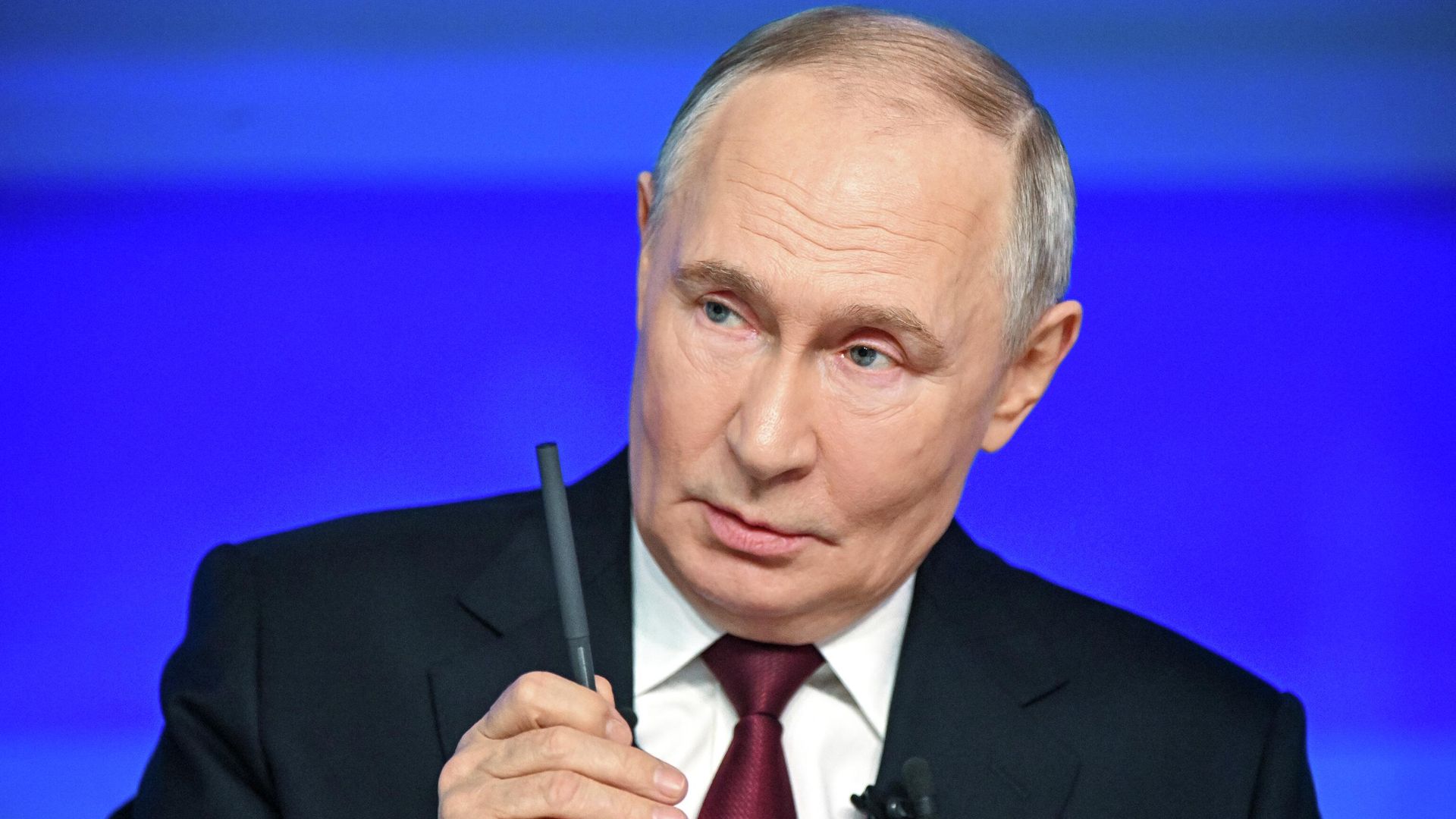 Президент РФ Владимир Путин отвечает на вопросы во время специальной программы Итоги года Президент РФ Владимир Путин отвечает на вопросы во время специальной программы Итоги года - РИА Новости, 1920, 19.12.2025