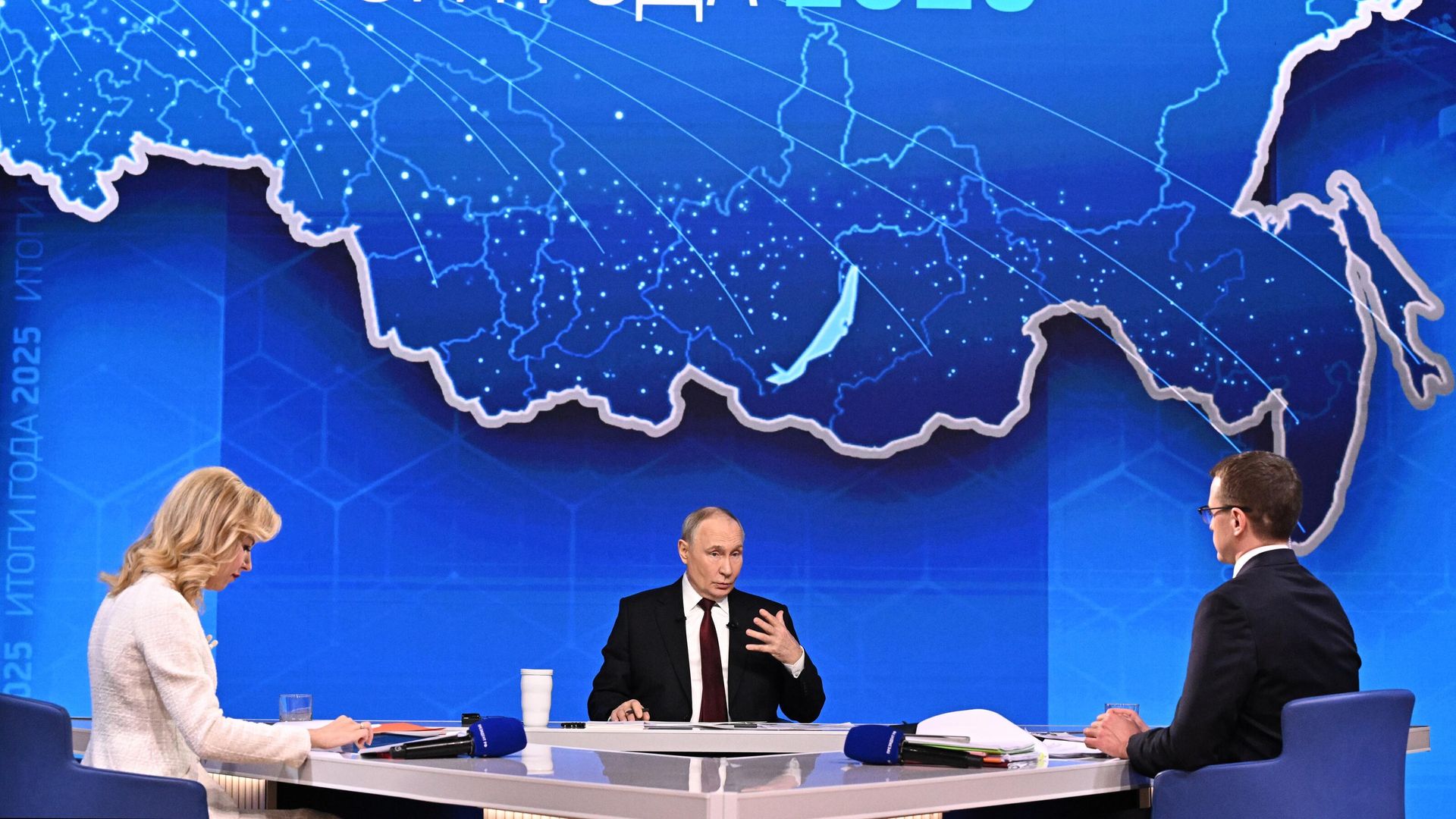 Президент РФ Владимир Путин отвечает на вопросы во время специальной программы Итоги года Президент РФ Владимир Путин отвечает на вопросы во время специальной программы Итоги года - РИА Новости, 1920, 19.12.2025
