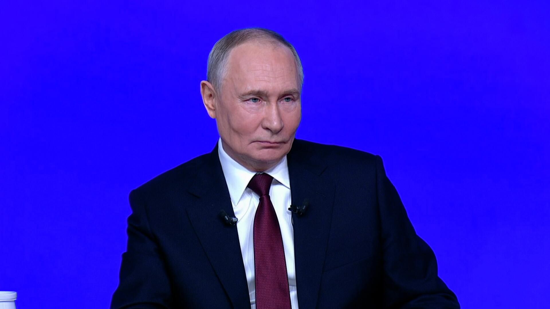 Сразу кладите трубку. Путин дал совет, как не попасться на уловки мошенников Сразу кладите трубку. Путин дал совет, как не попасться на уловки мошенников - РИА Новости, 1920, 19.12.2025