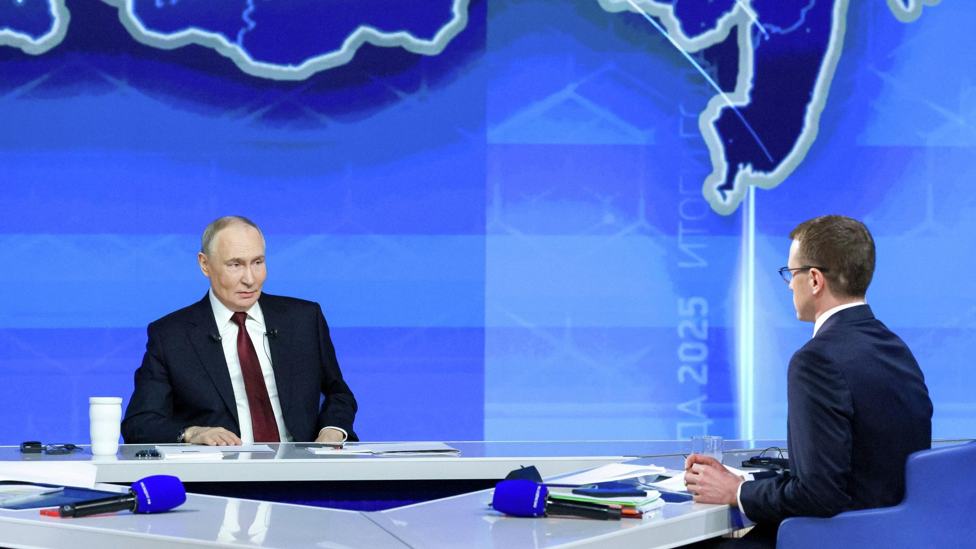 Президент России Владимир Путин отвечает на вопросы во время специальной программы Итоги года - РИА Новости, 1920, 19.12.2025