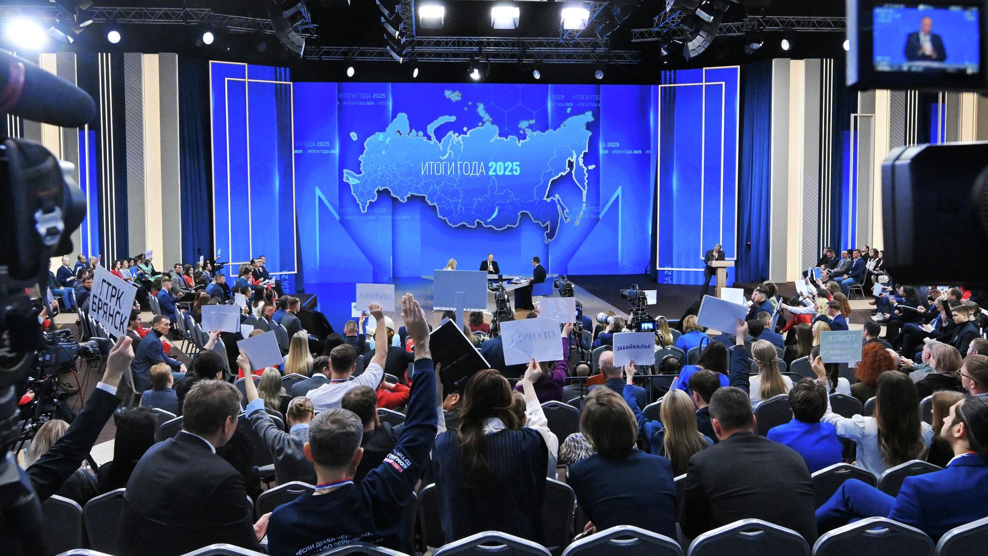 Президент Владимир Путин отвечает на вопросы во время программы Итоги года - РИА Новости, 1920, 19.12.2025