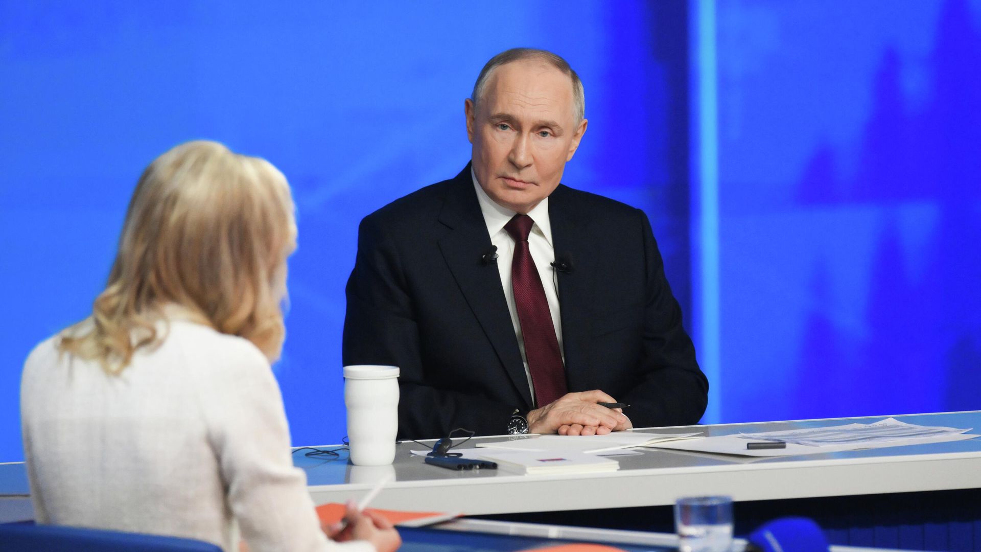 Президент РФ Владимир Путин отвечает на вопросы во время специальной программы Итоги года в Москве - РИА Новости, 1920, 19.12.2025