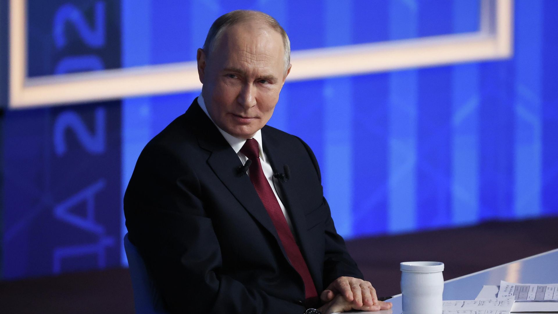 Президент РФ Владимир Путин отвечает на вопросы во время специальной программы Итоги года в Москве Президент РФ Владимир Путин отвечает на вопросы во время специальной программы Итоги года в Москве - РИА Новости, 1920, 19.12.2025