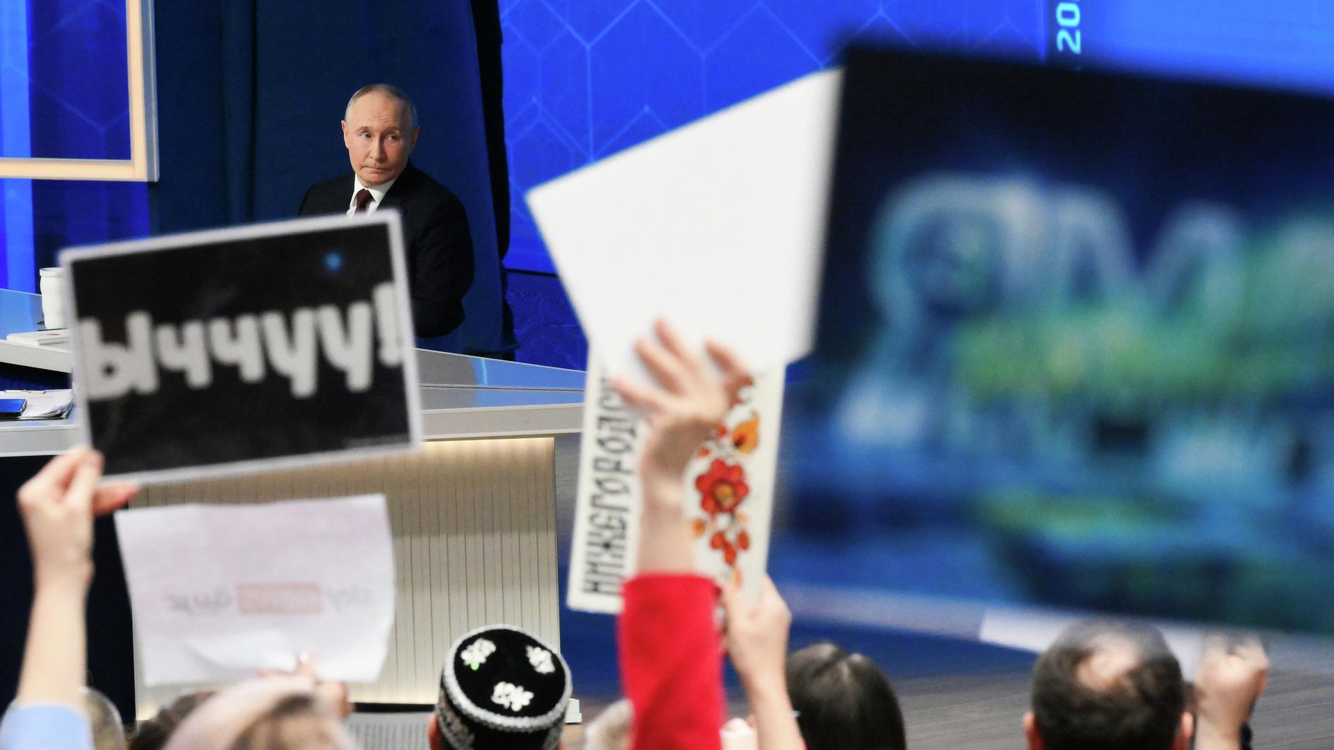 Президент РФ Владимир Путин отвечает на вопросы во время специальной программы Итоги года в Москве Президент РФ Владимир Путин отвечает на вопросы во время специальной программы Итоги года в Москве - РИА Новости, 1920, 19.12.2025