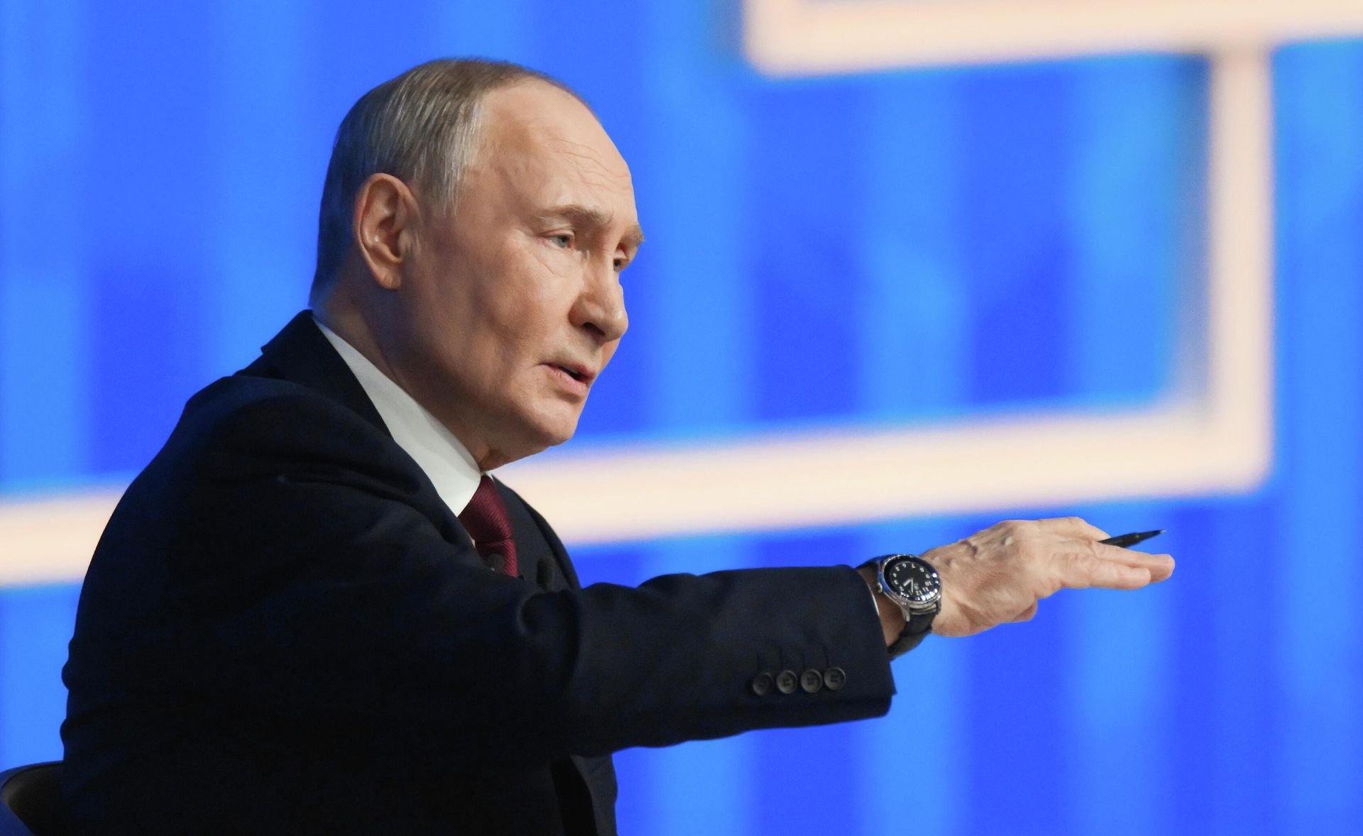 Президент РФ Владимир Путин отвечает на вопросы во время специальной программы Итоги года - РИА Новости, 1920, 24.12.2025