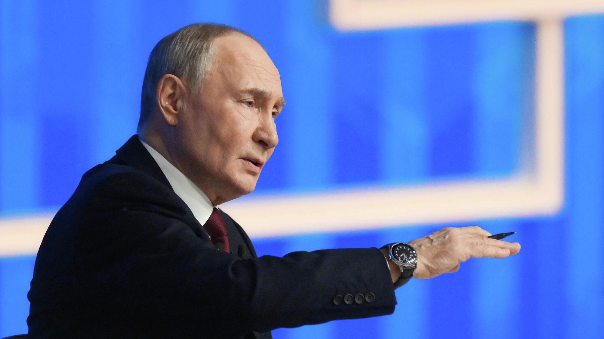 Президент РФ Владимир Путин отвечает на вопросы во время специальной программы Итоги года - РИА Новости, 1920, 20.12.2025