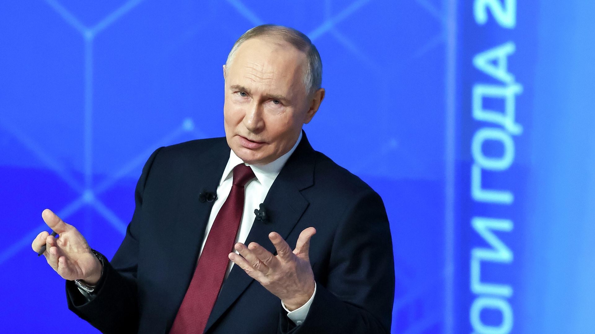 Президент РФ Владимир Путин отвечает на вопросы во время специальной программы Итоги года Президент РФ Владимир Путин отвечает на вопросы во время специальной программы Итоги года - РИА Новости, 1920, 19.12.2025