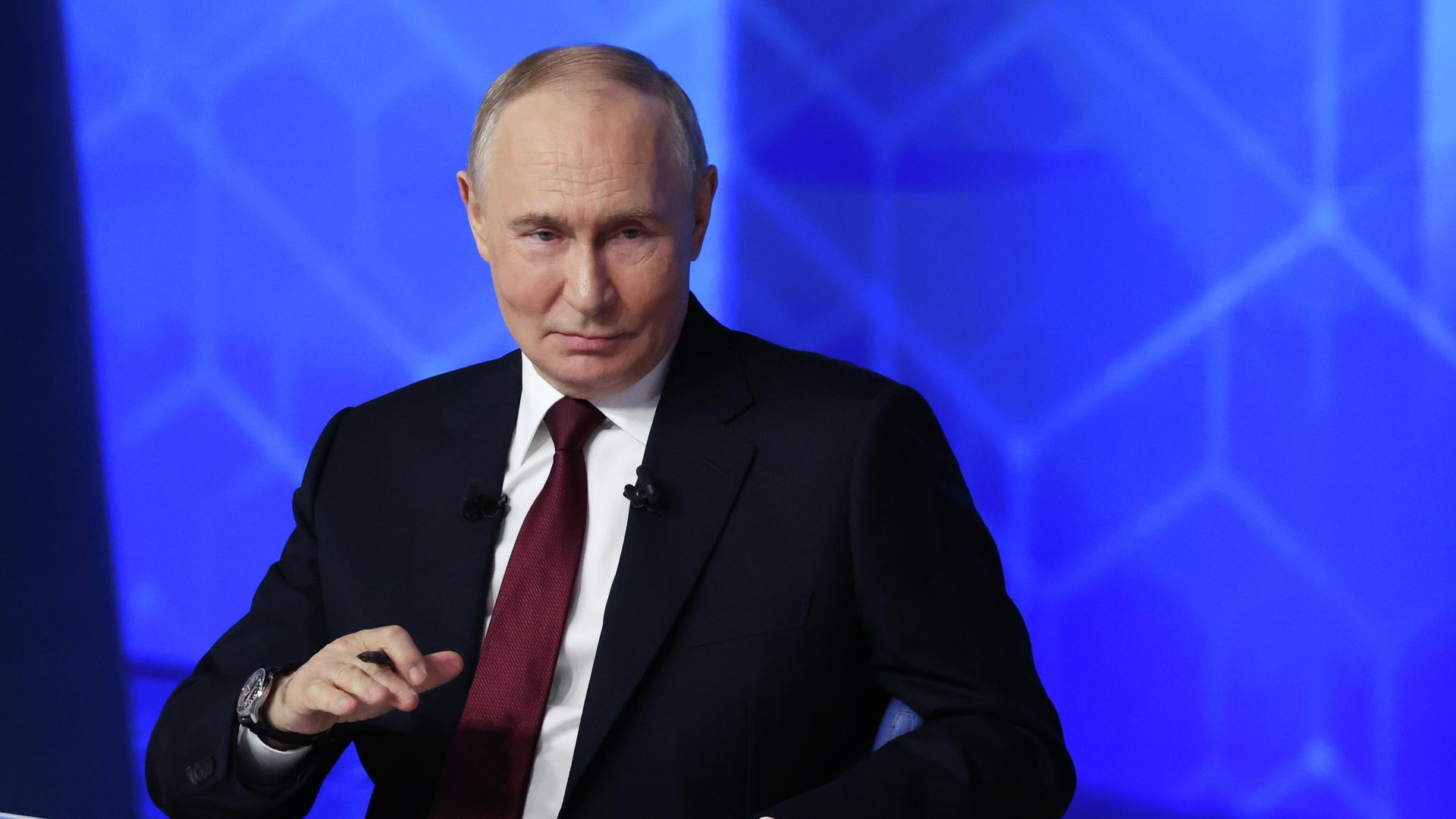 Президент РФ Владимир Путин отвечает на вопросы во время специальной программы Итоги года в Москве - РИА Новости, 1920, 19.12.2025