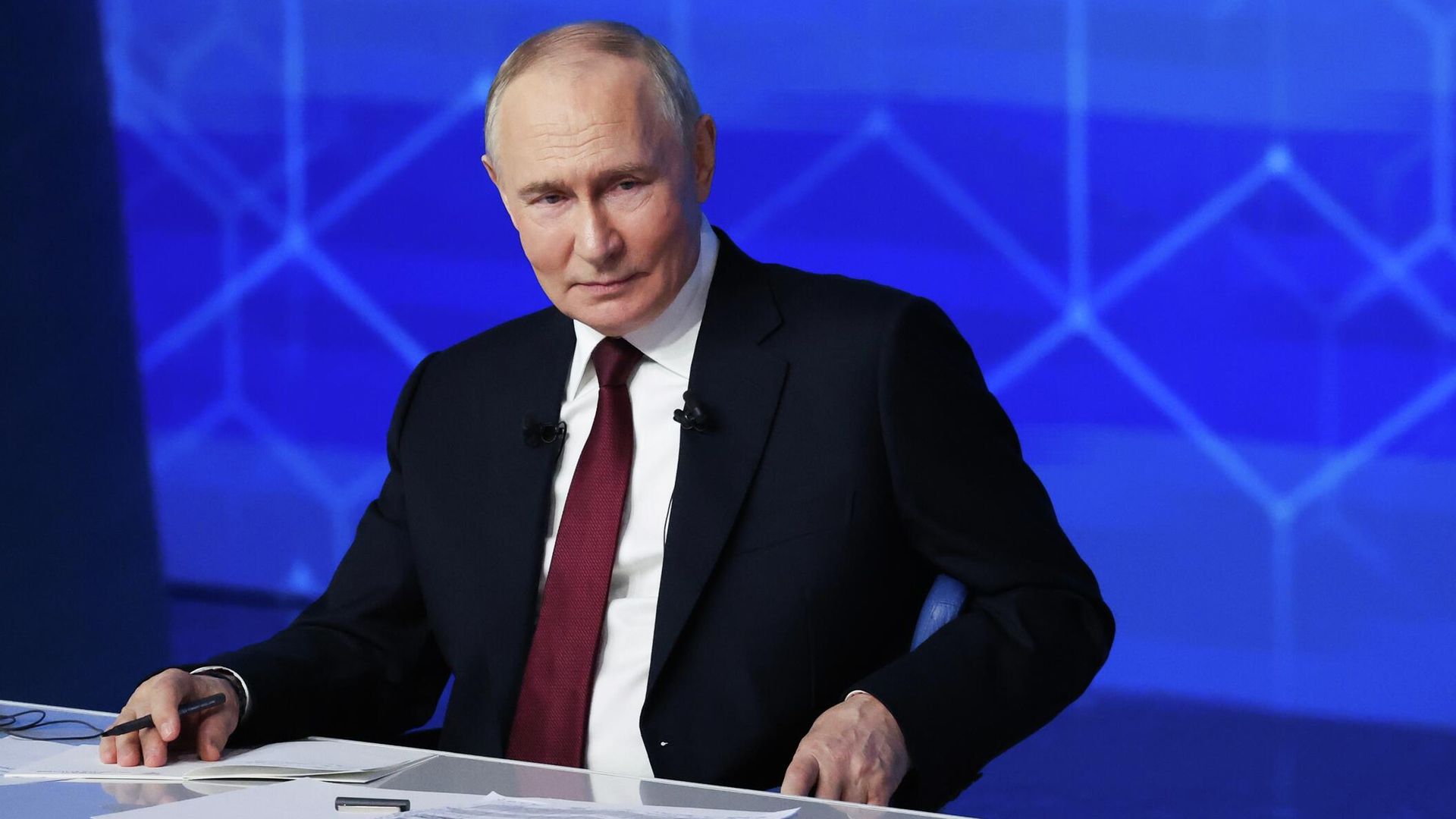 Президент РФ Владимир Путин отвечает на вопросы во время специальной программы Итоги года в Москве Президент РФ Владимир Путин отвечает на вопросы во время специальной программы Итоги года в Москве - РИА Новости, 1920, 19.12.2025