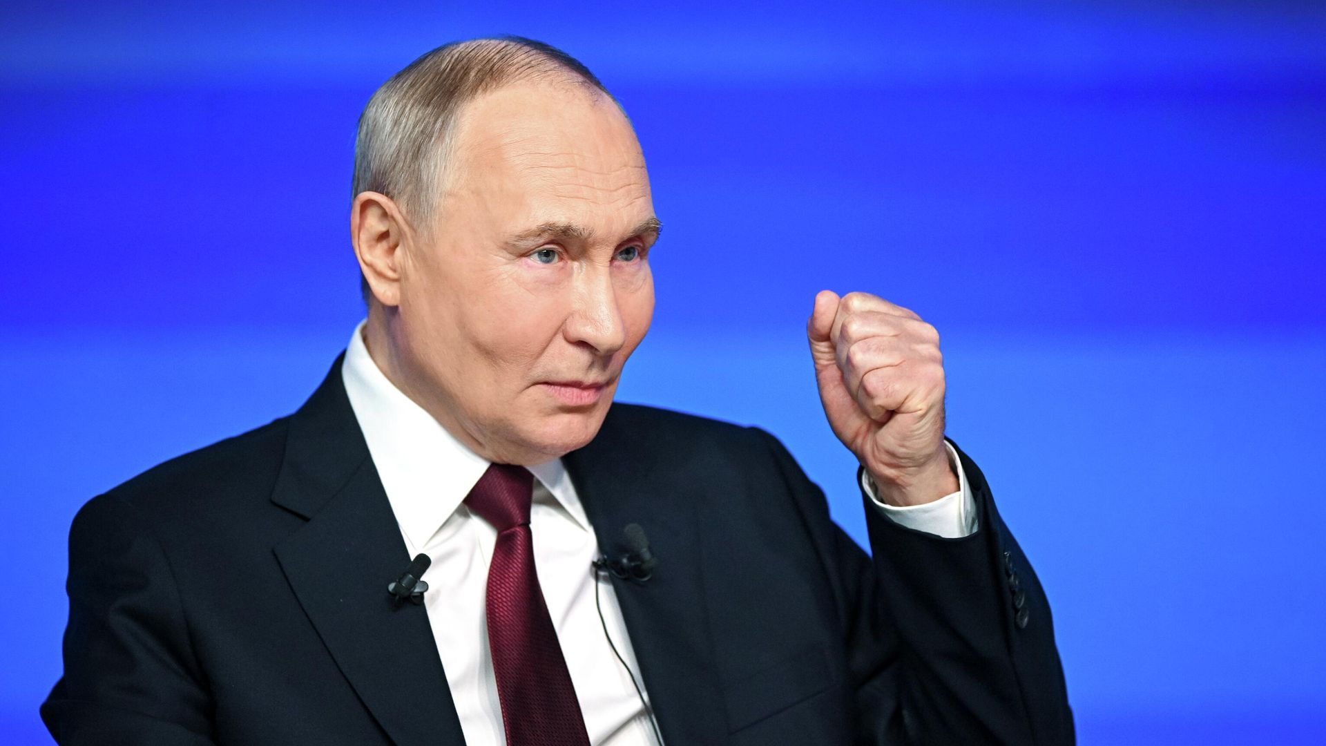 Президент РФ Владимир Путин отвечает на вопросы во время специальной программы Итоги года - РИА Новости, 1920, 19.12.2025