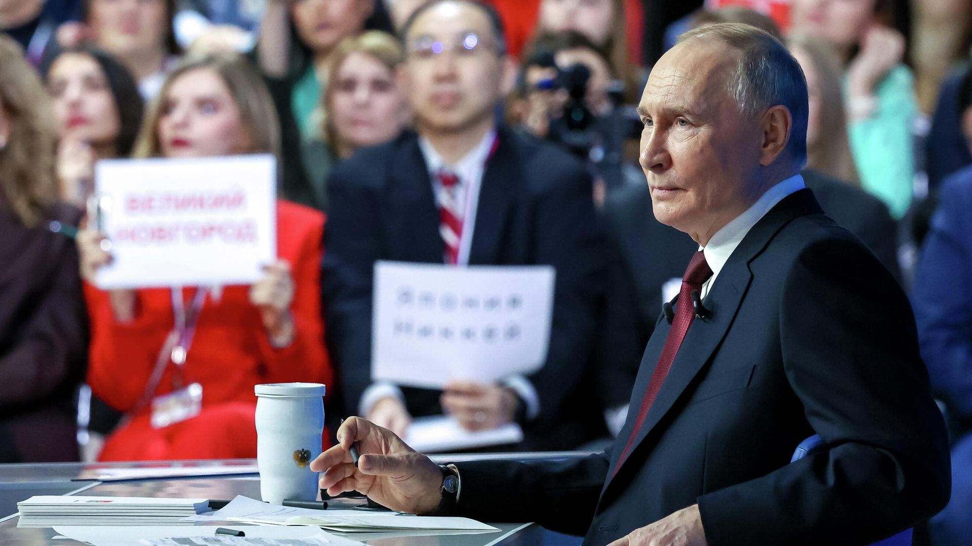 Президент России Владимир Путин отвечает на вопросы во время специальной программы Итоги года в Москве Президент России Владимир Путин отвечает на вопросы во время специальной программы Итоги года в Москве - РИА Новости, 1920, 19.12.2025
