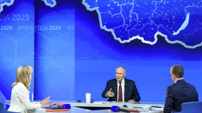 Президент Владимир Путин отвечает на вопросы во время специальной программы Итоги года