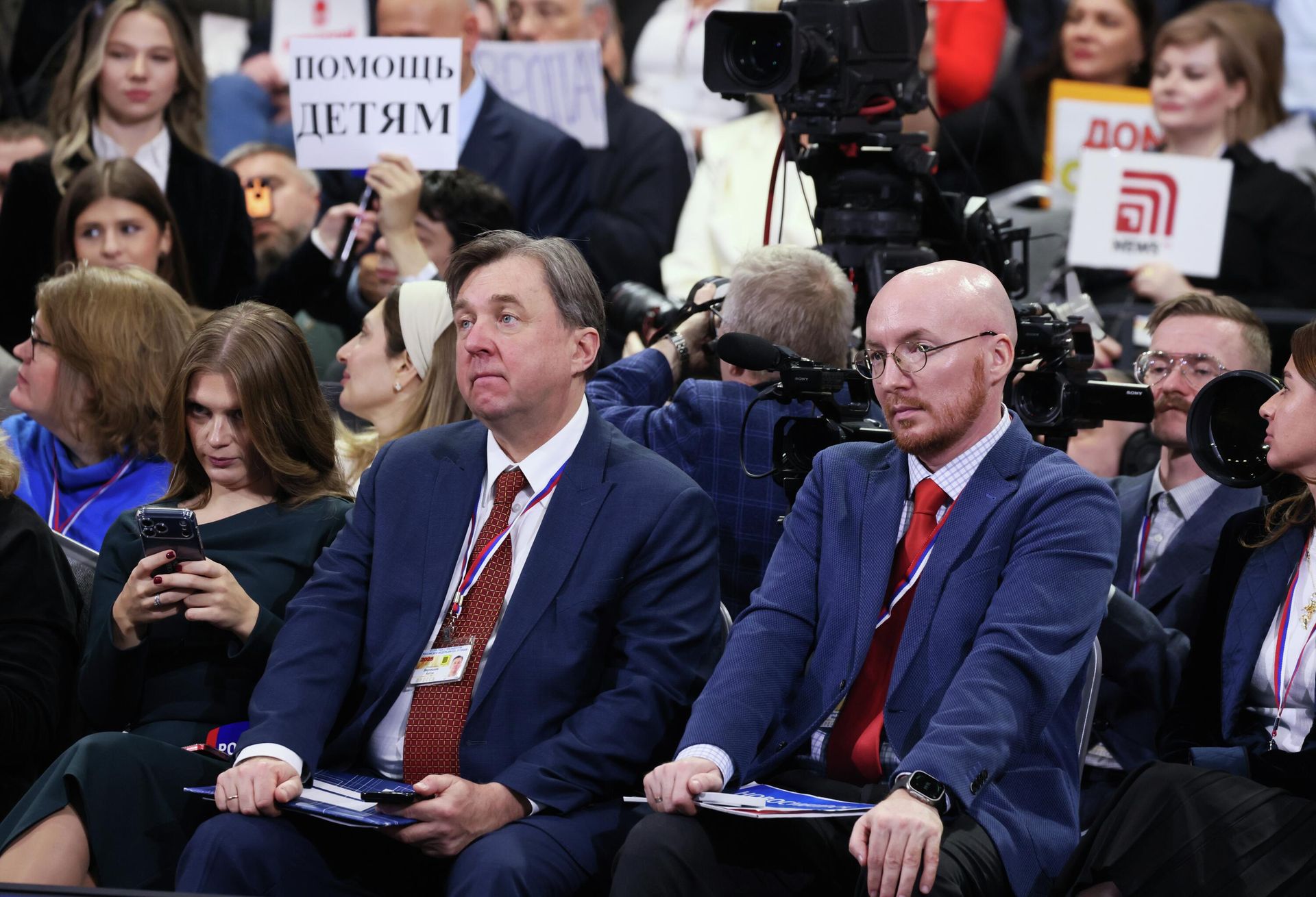 Журналисты Антон Верницкий и Иван Проскурин во время специальной программы Итоги года с Владимиром Путиным в Москве - РИА Новости, 1920, 19.12.2025