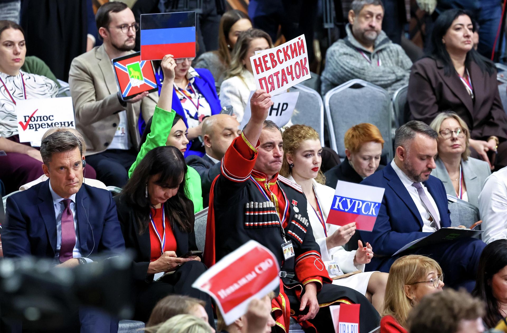 Журналисты во время специальной программы Итоги года с Владимиром Путиным в Москве - РИА Новости, 1920, 19.12.2025