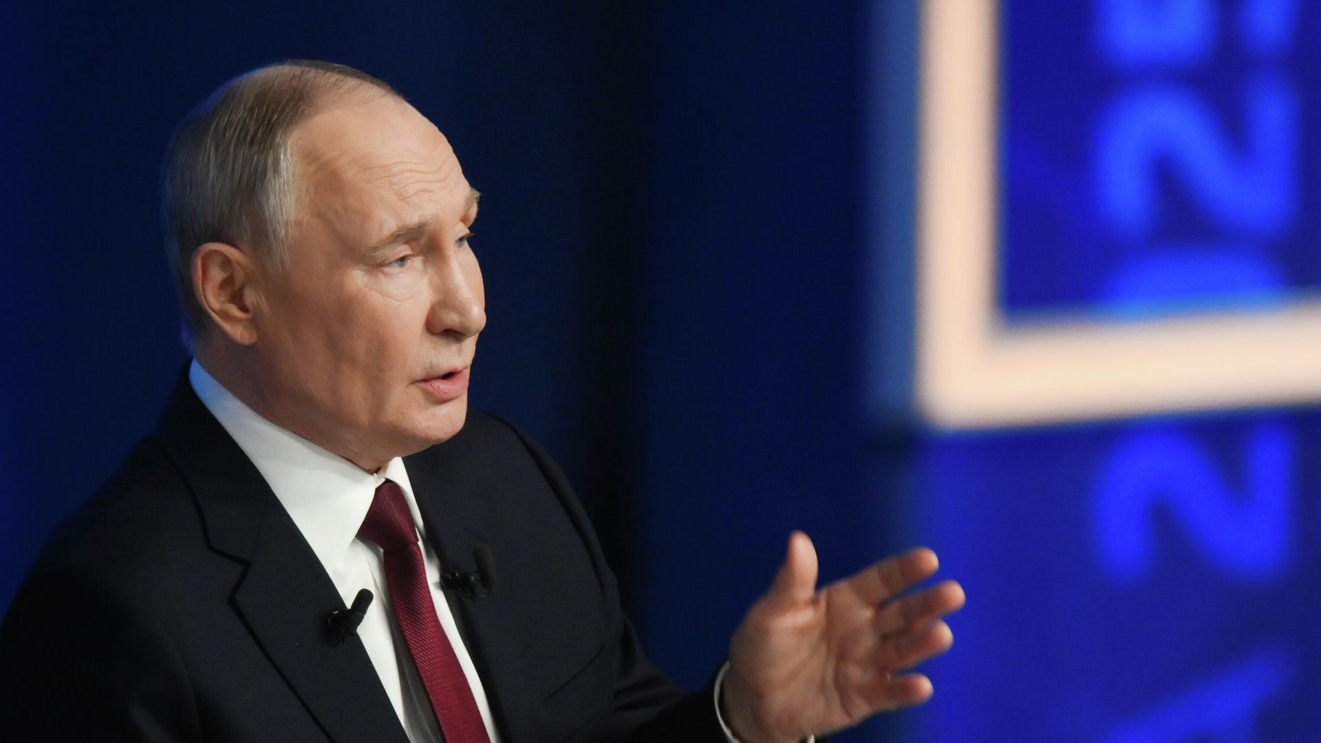 Президент РФ Владимир Путин отвечает на вопросы во время специальной программы Итоги года в Москве Президент РФ Владимир Путин отвечает на вопросы во время специальной программы Итоги года в Москве - РИА Новости, 1920, 19.12.2025