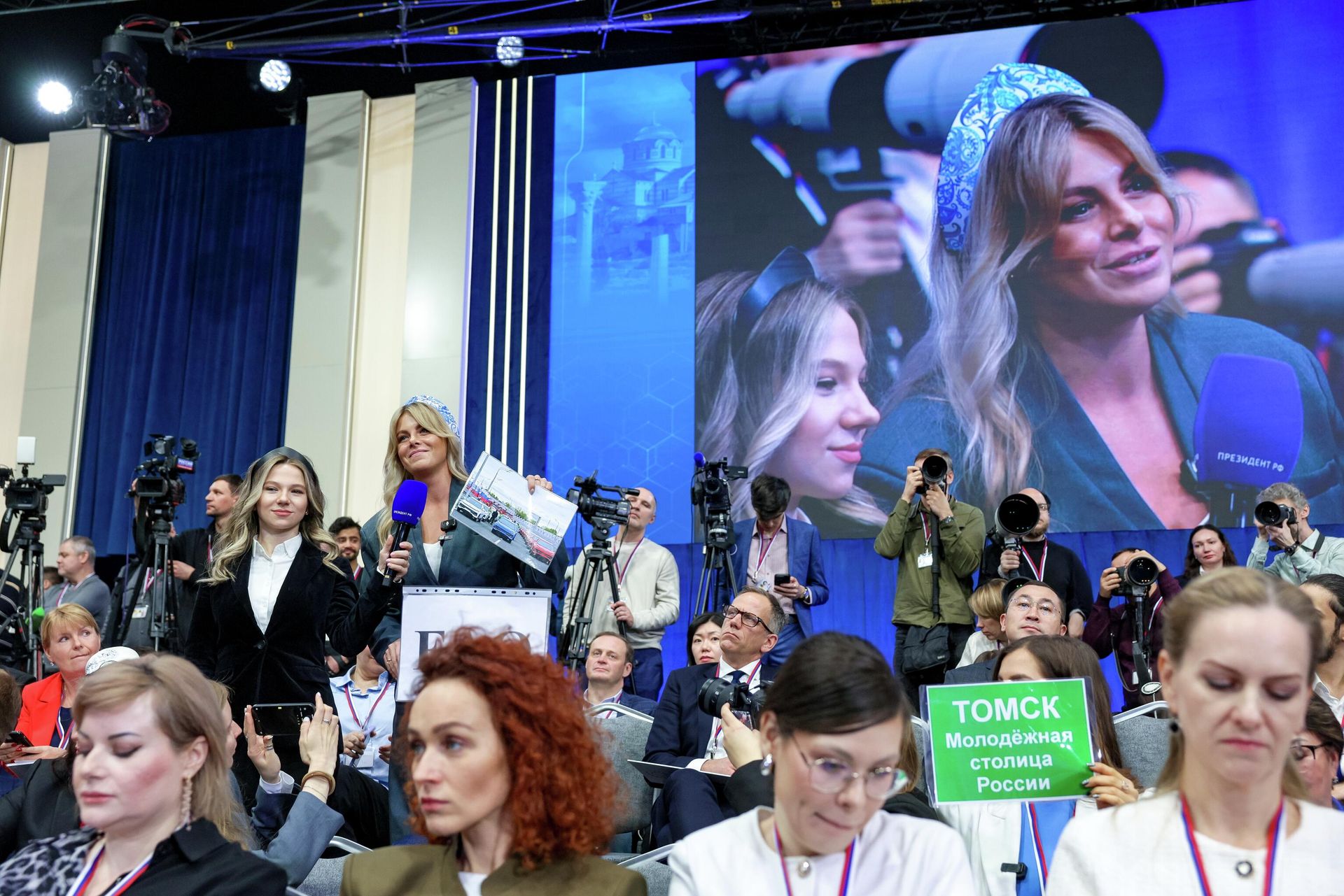 Журналисты во время специальной программы Итоги года с Владимиром Путиным в Москве - РИА Новости, 1920, 19.12.2025