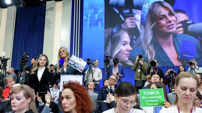 Журналисты во время специальной программы Итоги года с Владимиром Путиным в Москве Журналисты во время специальной программы Итоги года с Владимиром Путиным в Москве