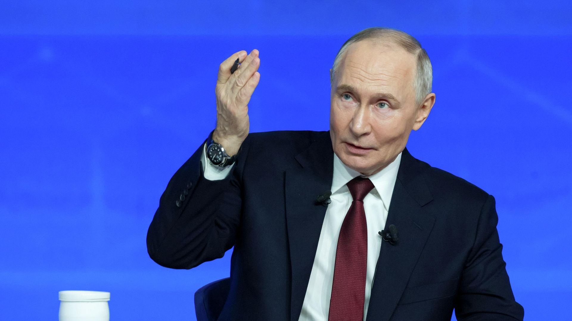 Президент РФ Владимир Путин отвечает на вопросы во время специальной программы Итоги года Президент РФ Владимир Путин отвечает на вопросы во время специальной программы Итоги года - РИА Новости, 1920, 19.12.2025