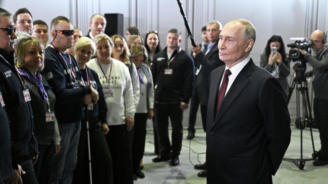 Президент РФ Владимир Путин на встрече с волонтерами движения Народный фронт За Россию Президент РФ Владимир Путин на встрече с волонтерами движения Народный фронт За Россию