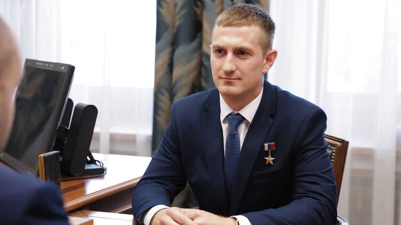 Герой России, участник президентской программы Время героев, ветеран СВО Андрей Ерёмин во время встречи с губернатором Самарской области Вячеславом Федорищевым Герой России, участник президентской программы Время героев, ветеран СВО Андрей Ерёмин во время встречи с губернатором Самарской области Вячеславом Федорищевым - РИА Новости, 1920, 19.12.2025