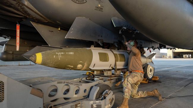 Военнослужащий ВВС США устанавливает авиабомбу GBU-31 на истребитель F-15E Strike Eagle в рамках операции Ястребиный удар (Hawkeye Strike)