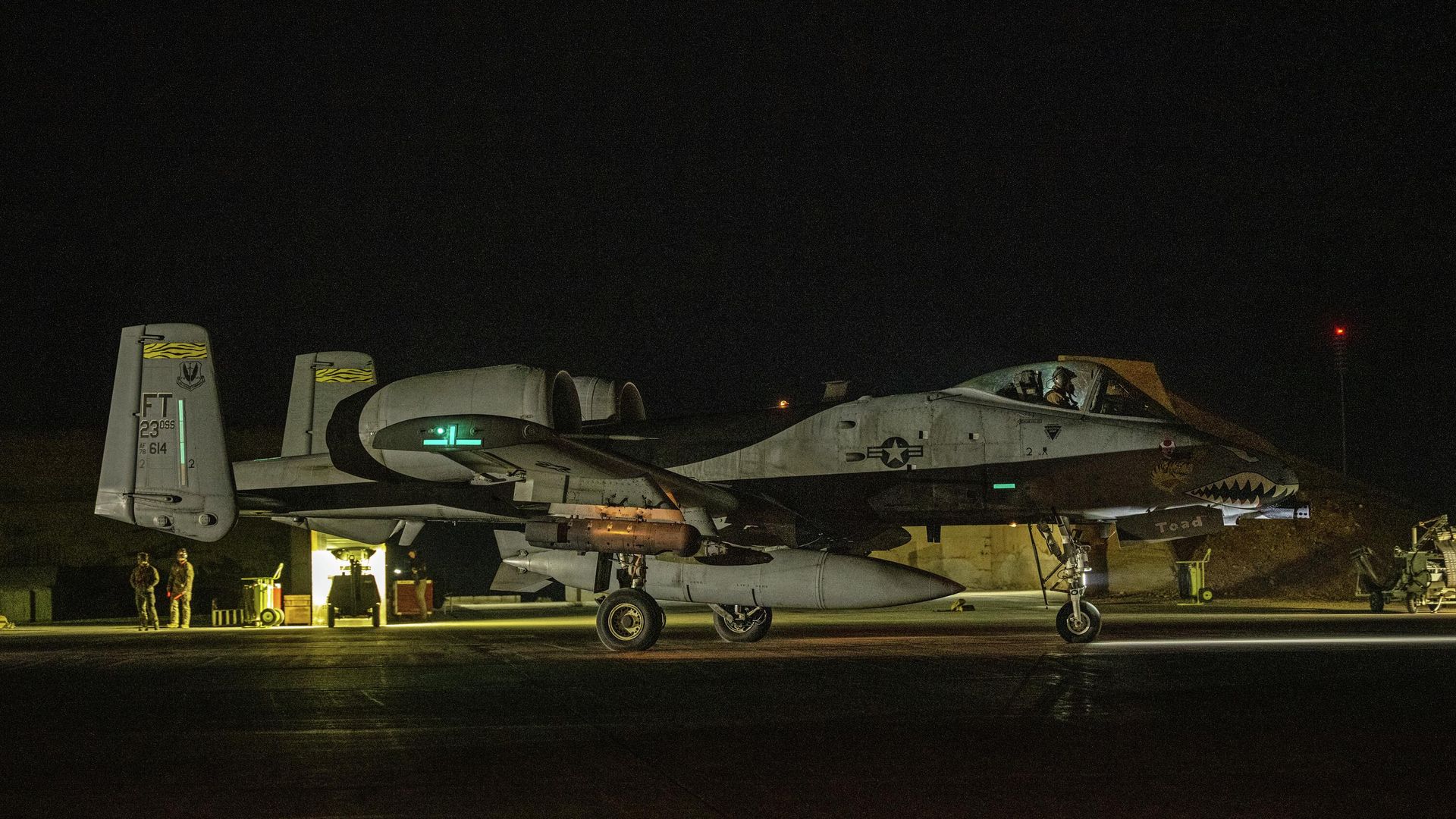 Самолет A-10 Thunderbolt II ВВС США готовится к вылету на авиабазе в зоне ответственности Центрального командования США. 19 декабря 2025 Самолет A-10 Thunderbolt II ВВС США готовится к вылету на авиабазе в зоне ответственности Центрального командования США. 19 декабря 2025 - РИА Новости, 1920, 20.12.2025