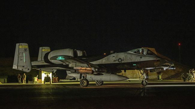 Самолет A-10 Thunderbolt II ВВС США готовится к вылету на авиабазе в зоне ответственности Центрального командования США. 19 декабря 2025