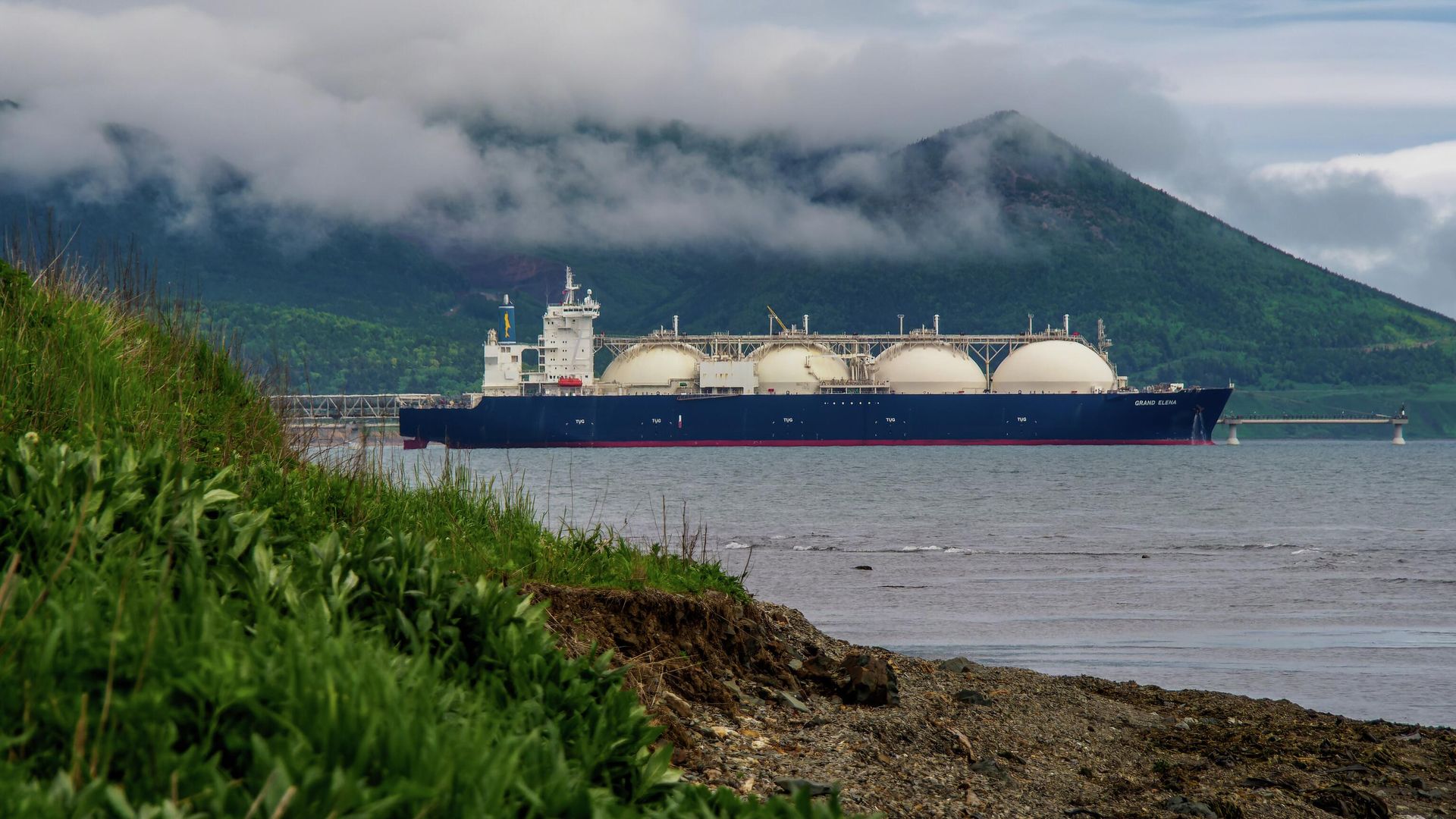 Танкер-газовоз Grand Elena у причала завода по производству СПГ в Сахалинской области - РИА Новости, 1920, 20.12.2025