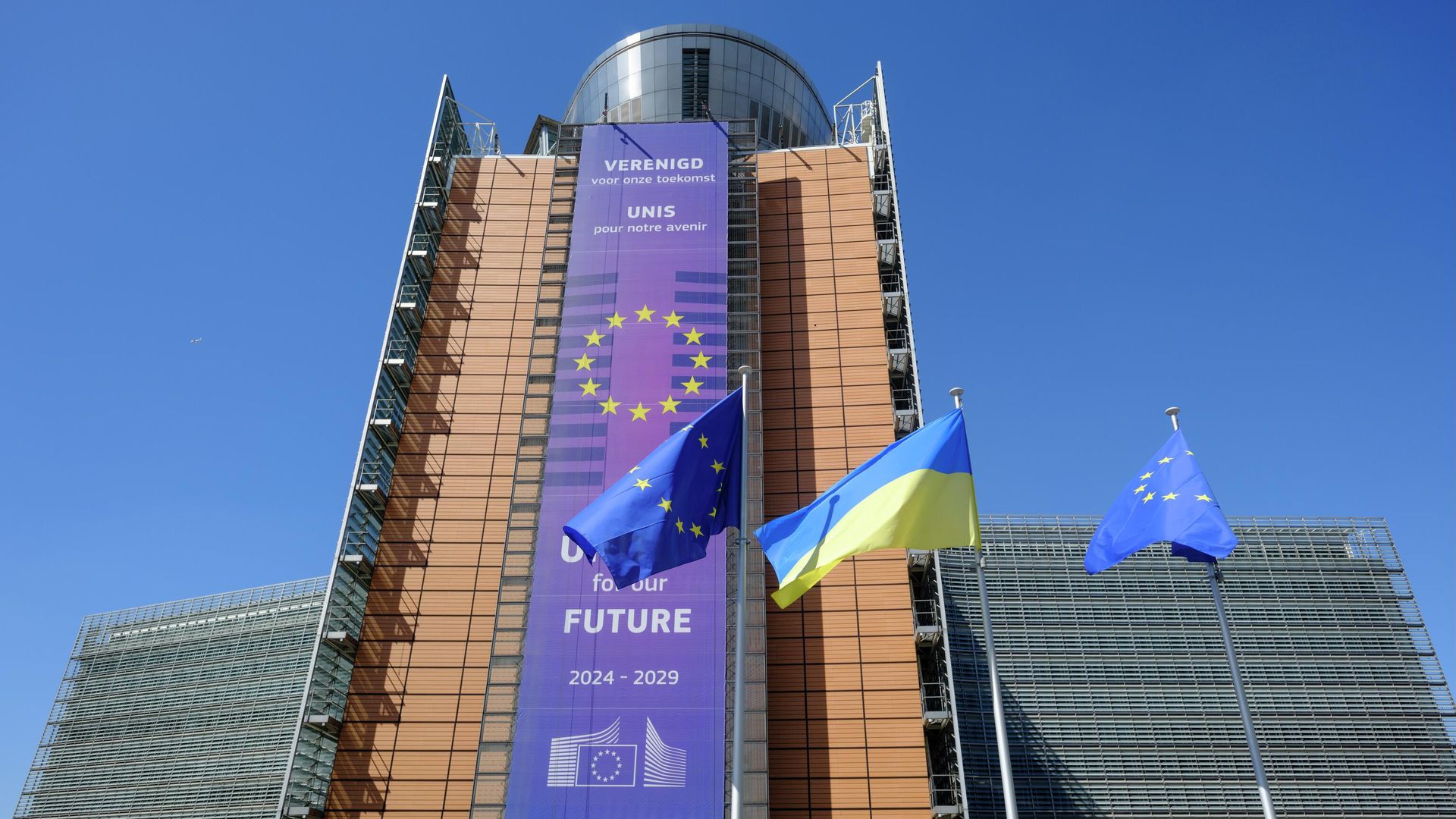 Флаги ЕС и Украины перед штаб-квартирой Еврокомиссии в Брюсселе, Бельгия Флаги ЕС и Украины перед штаб-квартирой Еврокомиссии в Брюсселе, Бельгия - РИА Новости, 1920, 28.12.2025