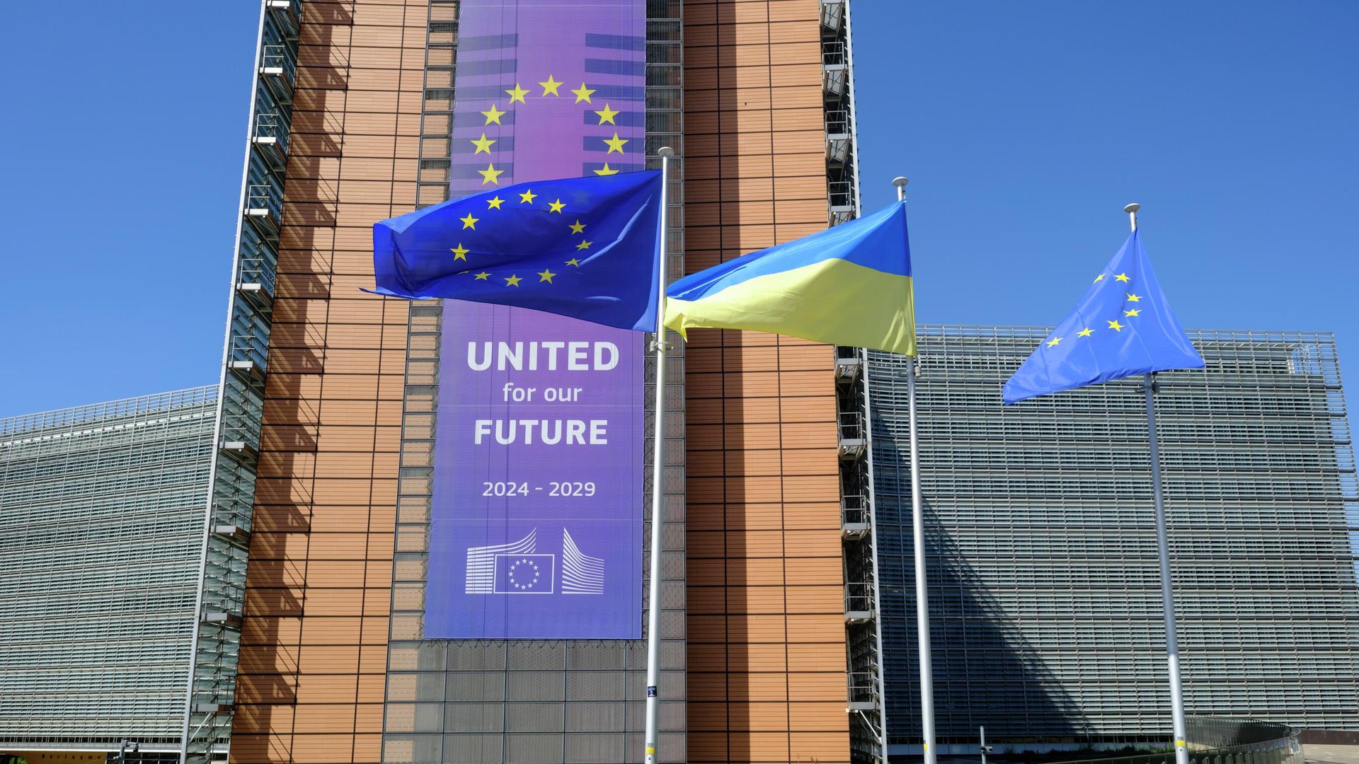 Флаги ЕС и Украины перед штаб-квартирой Еврокомиссии в Брюсселе Флаги ЕС и Украины перед штаб-квартирой Еврокомиссии в Брюсселе - РИА Новости, 1920, 20.12.2025