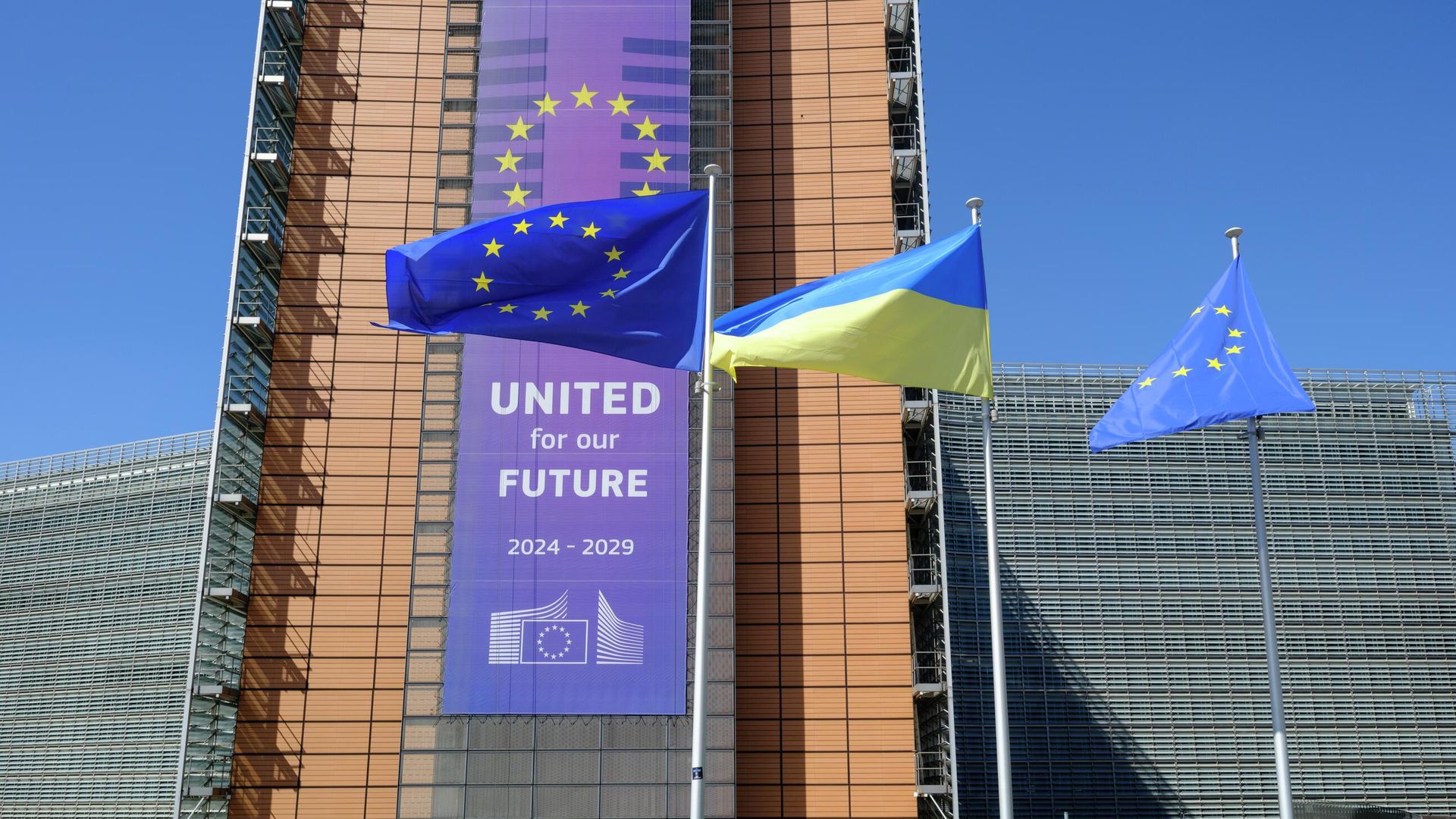 Флаги ЕС и Украины перед штаб-квартирой Еврокомиссии в Брюсселе Флаги ЕС и Украины перед штаб-квартирой Еврокомиссии в Брюсселе - РИА Новости, 1920, 20.12.2025