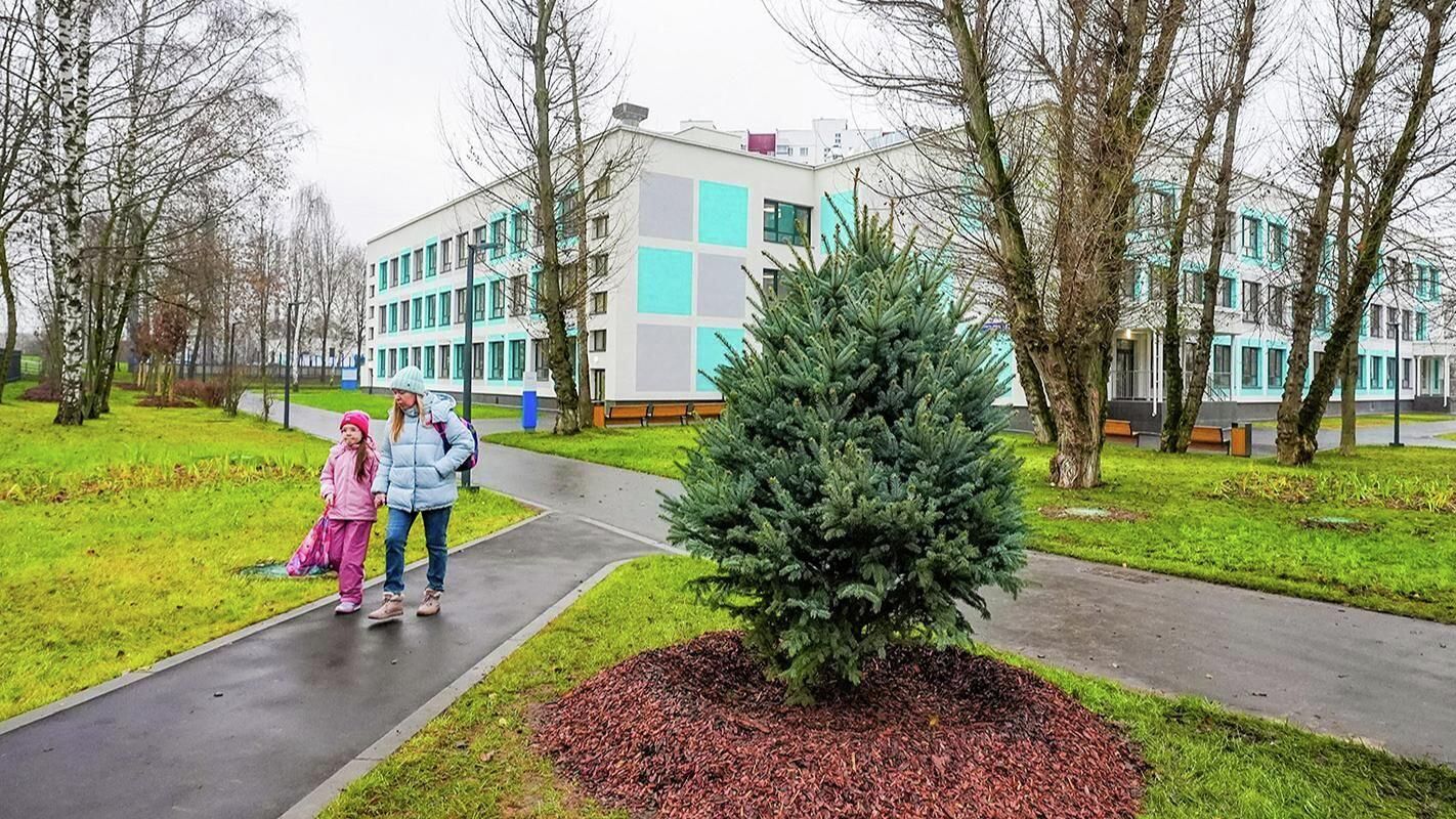 Территории обновленных школ в столице украсит свыше 1,4 тысячи деревьев Территории обновленных школ в столице украсит свыше 1,4 тысячи деревьев - РИА Новости, 1920, 20.12.2025